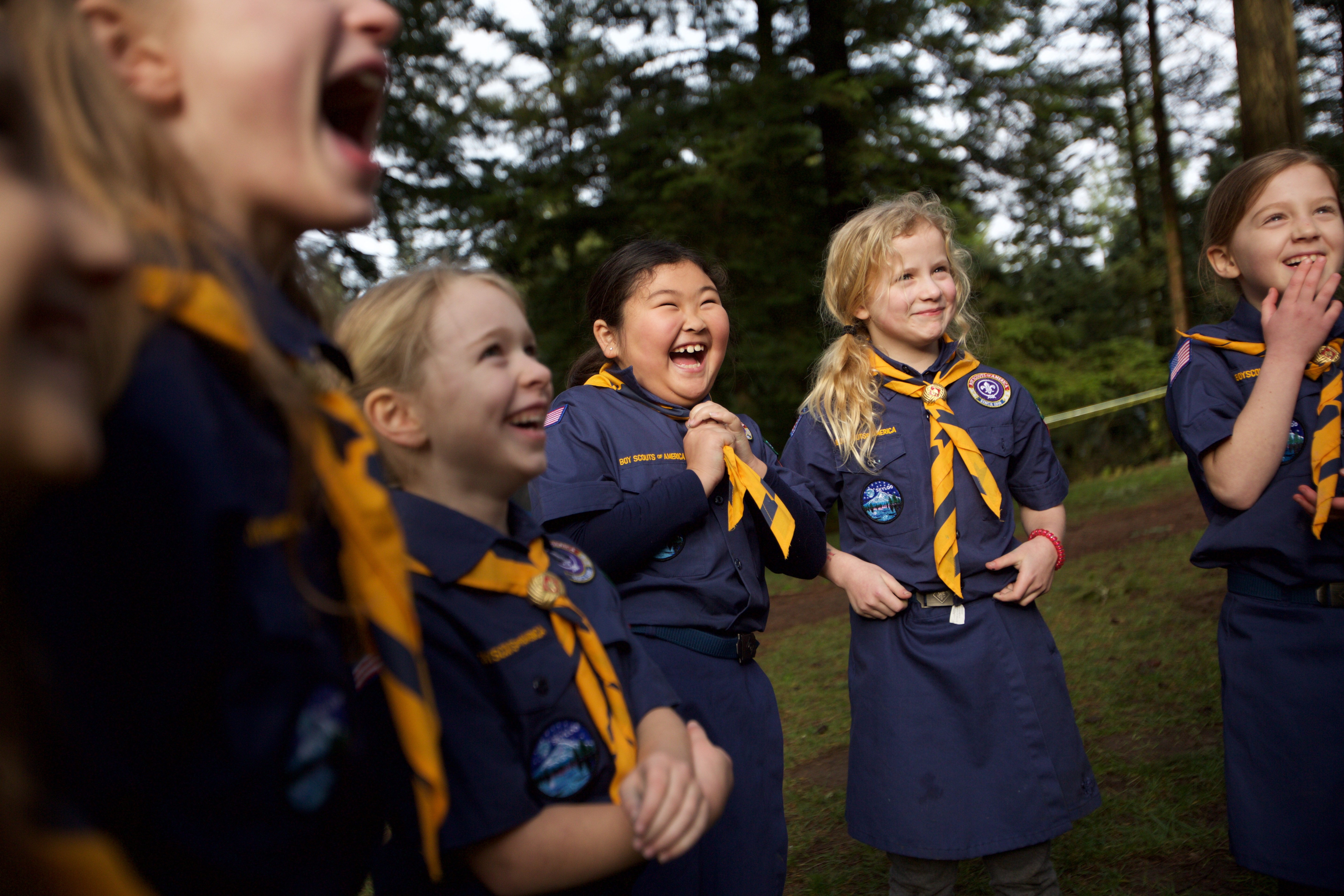 Scouts england. Вожатый скаутов. Лагерь скаутов США. Американские девочки Скауты. Британские Скауты.